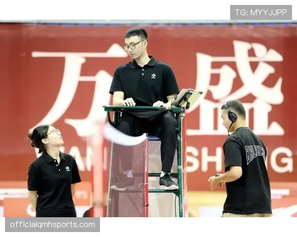 裁判手势在比赛中的含义与关键判罚信号 裁判手势在比赛中的含义与关键判罚信号